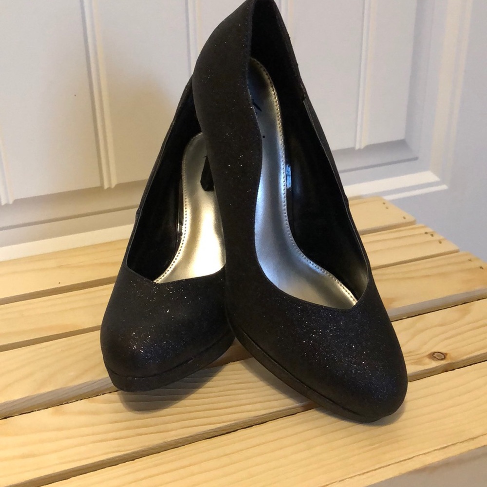 Black/Dark grey shimmer heals
